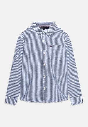 Camisa de botones a rayas azul y blanca. Cuenta con cuello, mangas largas, un bolsillo en el pecho y botones blancos. Tela de algodón.