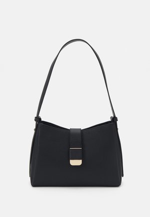 Borsa nera realizzata in materiale testurizzato con un design strutturato. Presenta una maniglia corta, accessori in oro e una cintura centrale di chiusura.