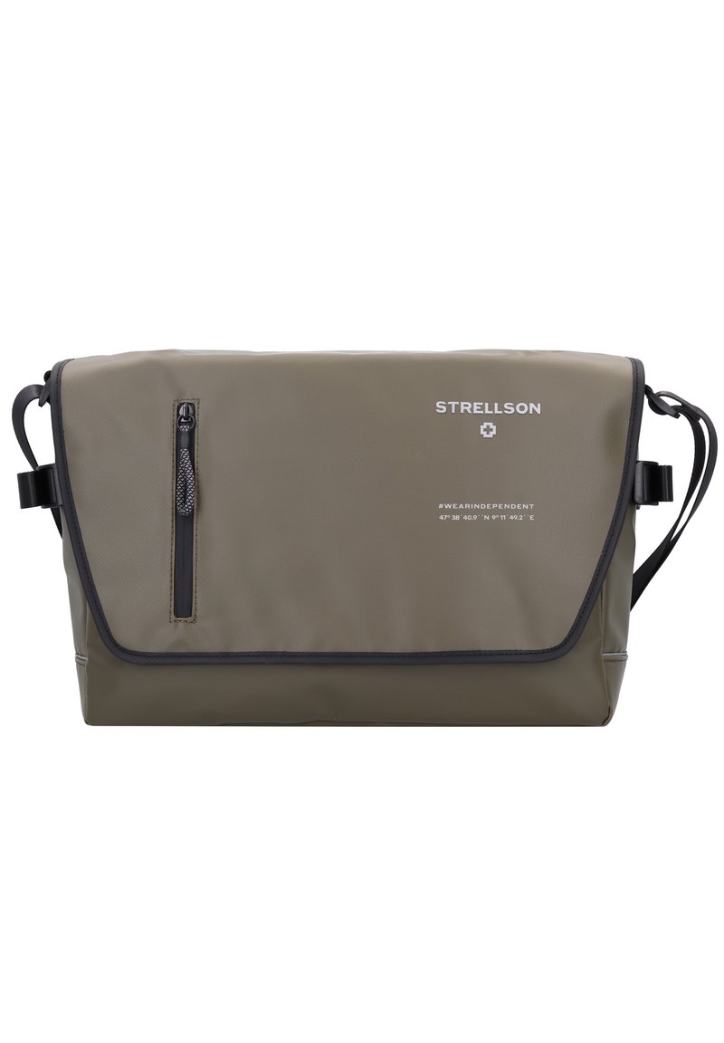 Borsa a tracolla verde oliva realizzata in materiale resistente, con chiusura a pattina, tasca zip frontale e tracolla regolabile. Logo del marchio visibile.