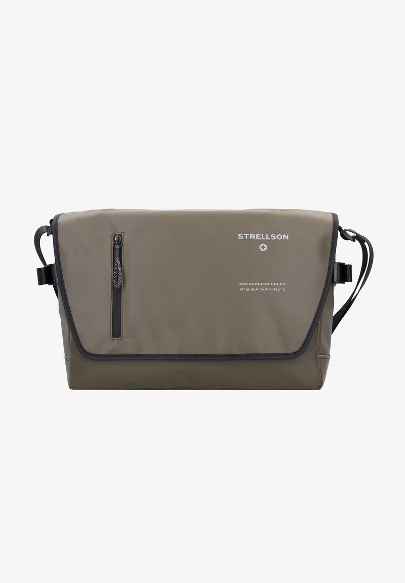 Borsa a tracolla verde oliva realizzata in materiale resistente, con chiusura a pattina, tasca zip frontale e tracolla regolabile. Logo del marchio visibile.