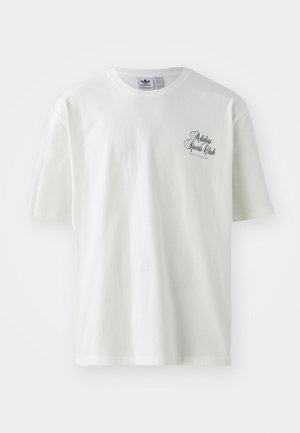 Wit katoenen T-shirt met korte mouwen, ronde hals en groene opdruk "Adidas Sports Club" op het linkerborstgebied.