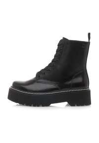 Botas de tobillo negras con cordones, hechas de cuero brillante, con una suela de plataforma gruesa y detalles de costura blanca. Diseño de punta redonda.