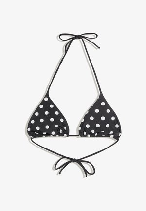 Top bikini a triangolo nero con pois bianchi, con sottili lacci allacciati al collo e sulla schiena.