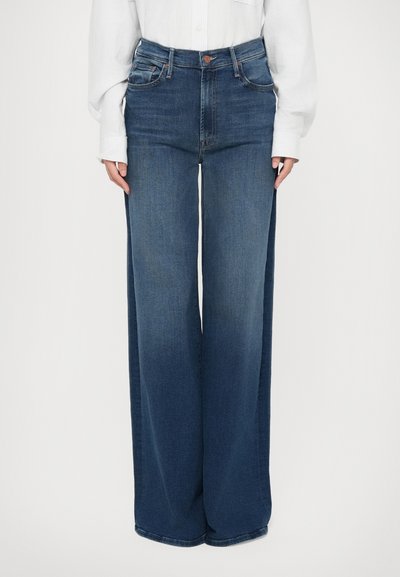 Jeans à taille haute et jambe large en denim bleu foncé, avec un design à cinq poches, fermeture par bouton à l'avant et décoloration subtile sur les jambes inférieures.