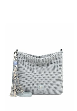 Hellgraue, strukturierte Schultertasche mit Makramee-Quaste und rundem Perlenanhänger, verstellbarem Riemen und kleinem Logo-Patch vorne.