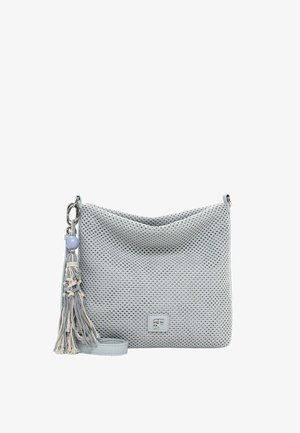 Hellgraue, strukturierte Schultertasche mit Makramee-Quaste und rundem Perlenanhänger, verstellbarem Riemen und kleinem Logo-Patch vorne.