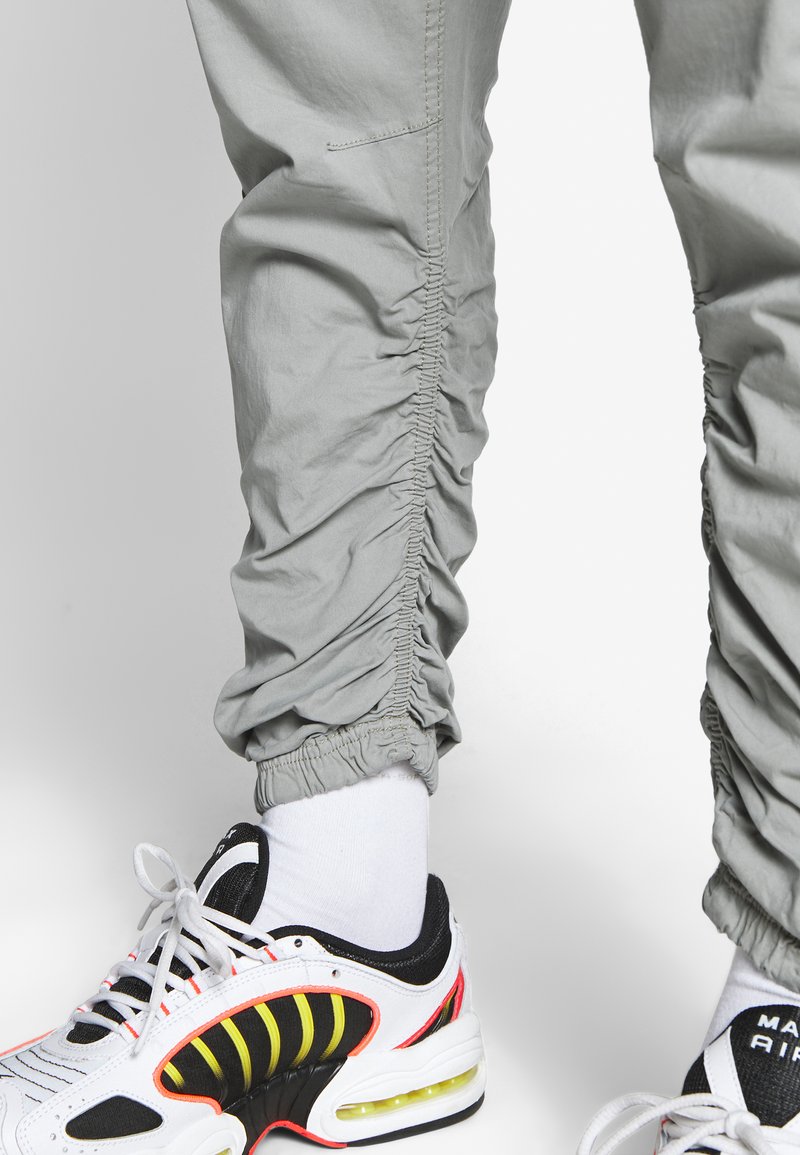 Herren Chinos | INDICODE JEANS LAKELAND Cargohose light grey/grau - QQ94446 Herren Chinos | INDICODE JEANS LAKELAND Cargohose light grey/grau - QQ94446
