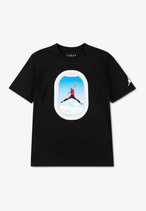 Sort t-shirt med grafik af en basketballspiller, der hopper for at lave et slam dunk, indrammet af en flyvinduesform midt på fronten.