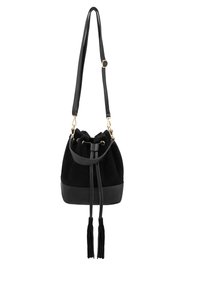 Sac seau noir avec un corps en suède, une base en cuir texturé, une fermeture à cordon et deux pompons. Présente des accessoires en métal doré et une bandoulière réglable.