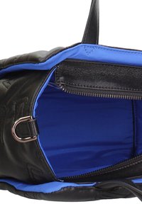 Sac à main noir avec doublure intérieure bleue. Extérieur en cuir à texture lisse, poche zippée et accents en métal argenté.