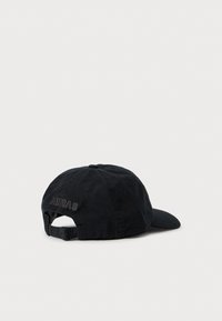 Svart Adidas baseball cap sett fra baksiden med justerbar stropp og brodert logo på en ensfarget hvit bakgrunn.