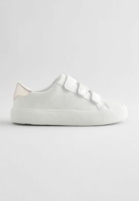 Baskets blanches avec des sangles Velcro, en cuir lisse, semelle en caoutchouc texturée et un accent rose au niveau du talon. Conçues pour le confort et la simplicité.