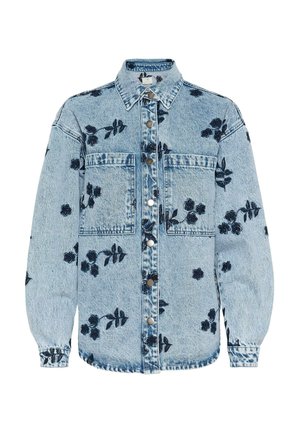 Giacca di denim azzurro chiaro con stampe floreali nere, bottoni a pressione frontali, due tasche sul petto, maniche lunghe e colletto classico.