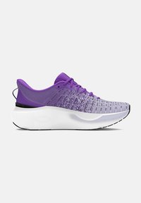 Paarse sport schoenen met een textuur mesh bovenwerk, een witte schuim middenzool en een zwarte rubberen buitenzool. Heeft gedetailleerde patronen op het bovenwerk.