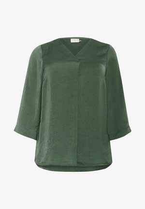 Zelena bluzica s 3/4 rukavima, izrađena od mekanog, laganog materijala. Ima V-izrez i lagano zakrivljen rub s minimalnim detaljima.