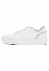 Weißer Sneaker mit flacher Sohle, strukturiertem Gewebeobermaterial, silbernen Akzenten entlang des Kragens und klassischem Schnürdesign.