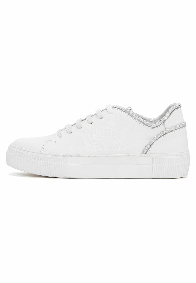 Weißer Sneaker mit flacher Sohle, strukturiertem Gewebeobermaterial, silbernen Akzenten entlang des Kragens und klassischem Schnürdesign.