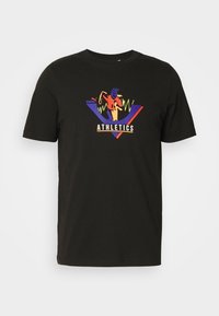 Schwarzes Baumwoll-T-Shirt mit einem mehrfarbigen sportlichen Grafiklogo, das zentriert auf der Vorderseite platziert ist, und mit einem runden Halsausschnitt sowie kurzen Ärmeln.