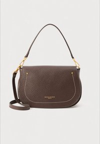 Pruun nahast õlakott krobelse pinnaga, kaarekujulise vormi ja kuldse tooniga riistvaraga. Omab lühikest käepidet ja eemaldatavat rihma.