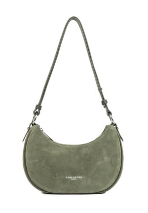 Piccola borsa a spalla in suede verde oliva con forma curvata, zip argentata e logo "Lancaster Paris" in bianco sul davanti.