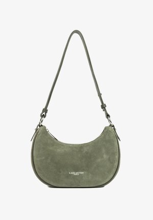 Petit sac en suède vert olive, de forme courbée, avec une fermeture éclair en métal argenté et le logo "Lancaster Paris" en blanc sur le devant.