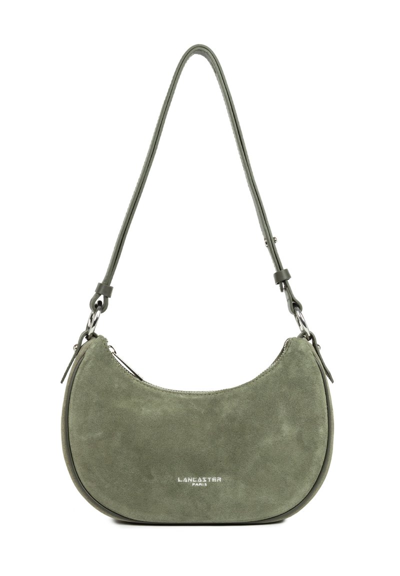 Piccola borsa a spalla in suede verde oliva con forma curvata, zip argentata e logo "Lancaster Paris" in bianco sul davanti.