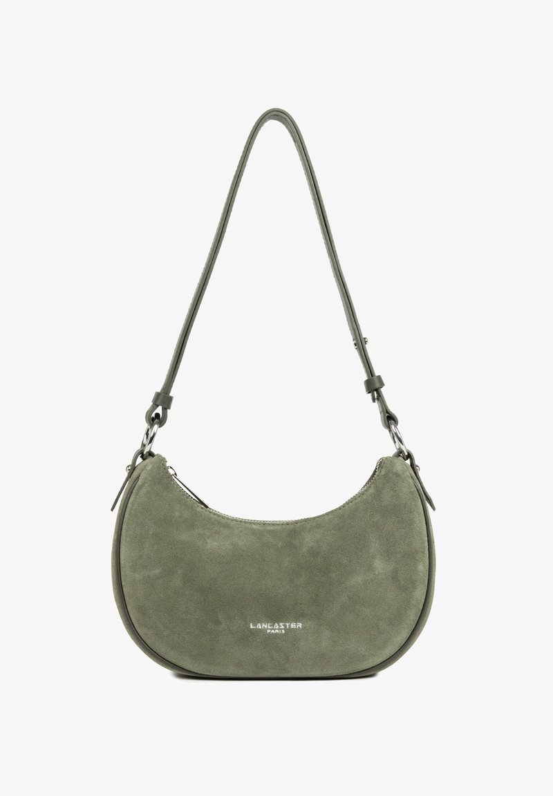 Piccola borsa a spalla in suede verde oliva con forma curvata, zip argentata e logo "Lancaster Paris" in bianco sul davanti.