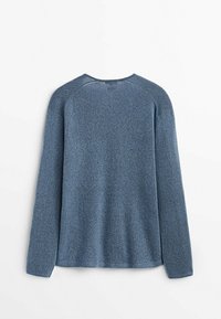 Pull bleu à manches longues avec col rond en tissu doux et texturé, présenté de dos sur un fond blanc uni.