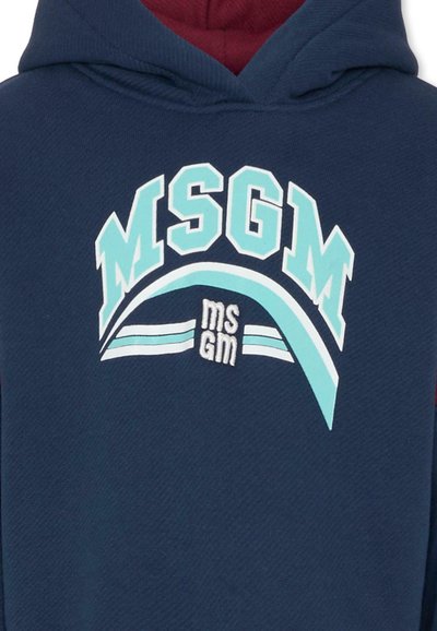 Marineblauwe hoodie met "MSGM" logo, voorzien van turquoise accenten en witte strepen. Getextureerde stof; voorkant met kangoeroezak niet zichtbaar.
