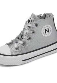 Srebrne sneakersy typu high-top wykonane z teksturowanej tkaniny, z białym czubkiem, czarnymi akcentami na podeszwie oraz okrągłą łatą z logo z dużą literą "N."