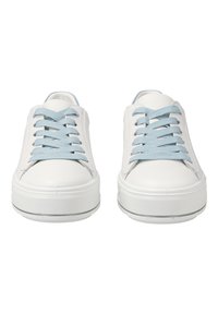 Baskets blanches avec des lacets bleu clair, tige en cuir lisse, bout arrondi et une épaisse semelle en caoutchouc blanc texturé avec une ligne d'accent bleu.