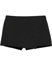 Svarta, lätta shorts med draperad design. Har en slät textur och rena kanter. Rak fåll och inga synliga stängningar.