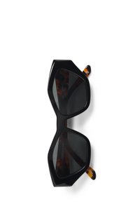 Čierne veľké slnečné okuliare s ostrými rámami, tmavými sklami a korytnačím akcentom na ramenách. Lesklý plastový povrch.