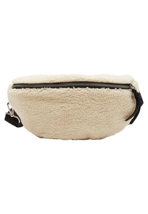 Sac banane en fausse fourrure couleur crème, avec une fermeture éclair et une sangle noires. Forme arrondie avec une surface douce et texturée. Design durable.