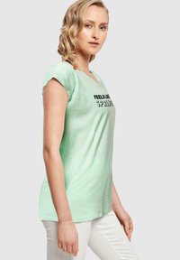 Merchcode SPRING FEELS LIKE EXTENDED SHOULDER - T-shirts med print - neo mint