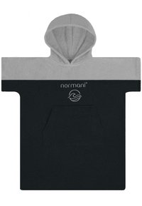 Hooded Poncho in Grau und Schwarz, aus weichem Frottierstoff; verfügt über eine Fronttasche und ein Logo auf der Brust. Quadratisches Design für einfaches Tragen.