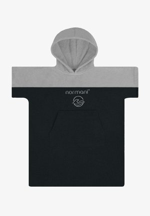 Hooded Poncho in Grau und Schwarz, aus weichem Frottierstoff; verfügt über eine Fronttasche und ein Logo auf der Brust. Quadratisches Design für einfaches Tragen.