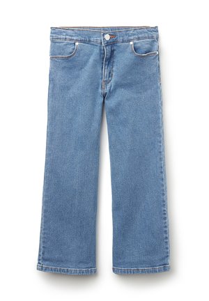Jean en denim bleu clair avec jambes droites, poches avant, fermeture par bouton et surpiqûres visibles sur fond blanc.