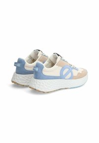 Sneakers chunky con una suola bianca texturizzata, dettagli in suede beige e blu, tomaia in tela e un taglio circolare laterale. Logo blu sul tallone.