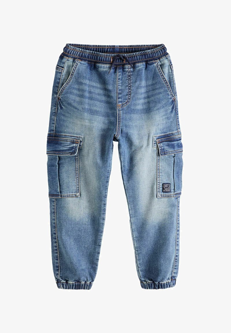 Pantaloni cargo in denim azzurro chiaro con vita elastica, cordoncino regolabile, tasche laterali e polsini affusolati. Presentano cuciture visibili.