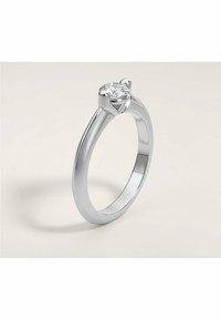 Solitärring aus poliertem Silber mit einem runden, brillant geschliffenen Diamanten, der in einer Viererkralle eingesetzt ist, und einem glatten Ringband.