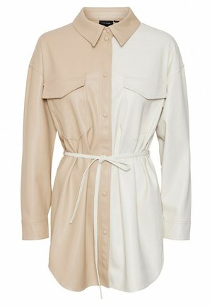 Beige-witte leren overhemdjurk met een knoopsluiting aan de voorkant, borstzakken, een ceintuurlijn en lange mouwen. Glad oppervlak.
