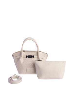 Bolso tejido beige con asas superiores, bolsa con cremallera a juego y correa desmontable sobre fondo blanco.