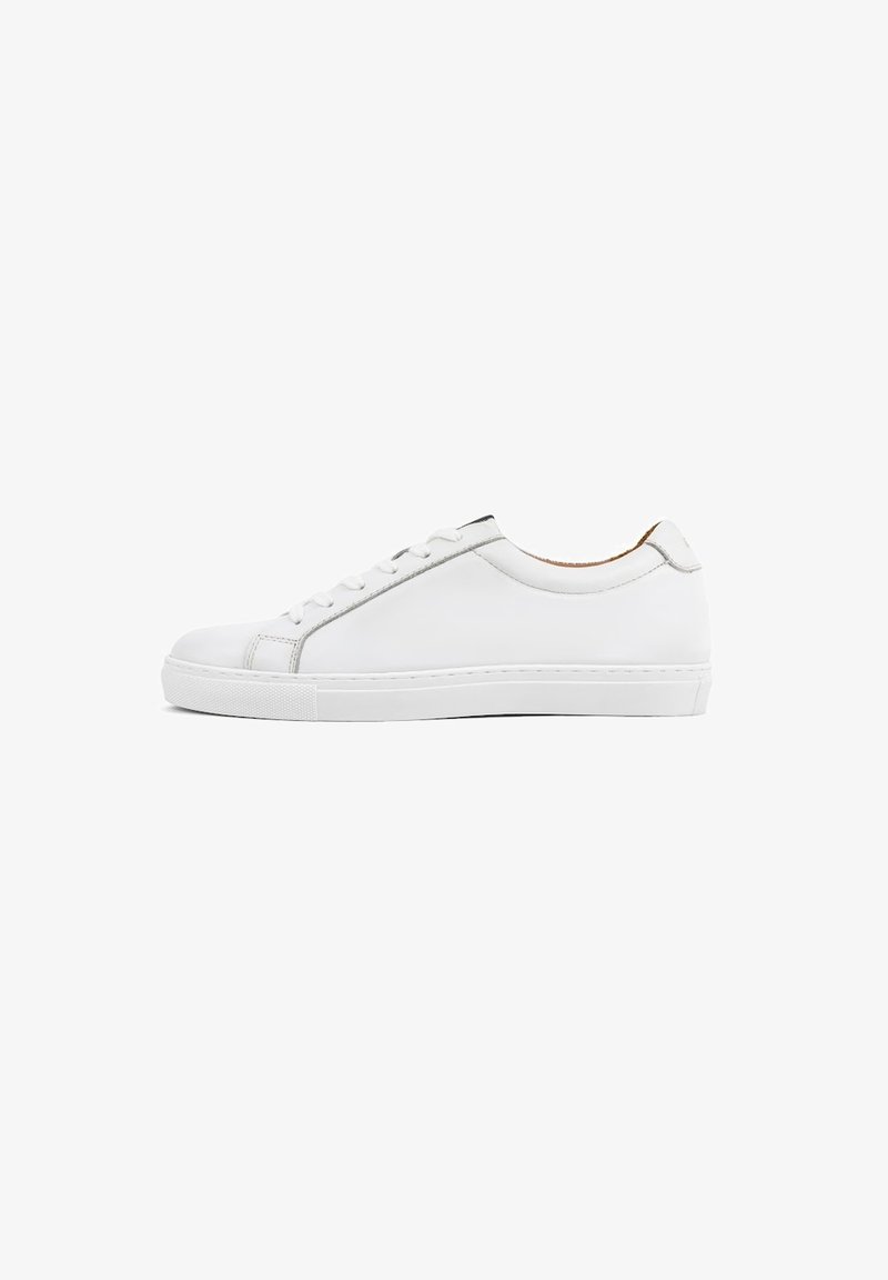 Białe skórzane sneakersy o gładkim wykończeniu, z sznurowanym designem, zaokrąglonym noskiem i teksturowaną kauczukową podeszwą. Minimalistyczny styl z subtelnymi detalami w postaci przeszyć.