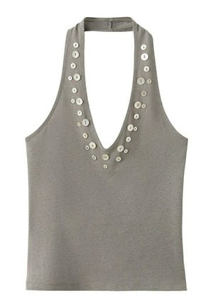 Sivý tielkový top bez rukávov s hlbokým výstrihom do V, ozdobený dvoma radmi bielych gombíkov rôznych veľkostí.