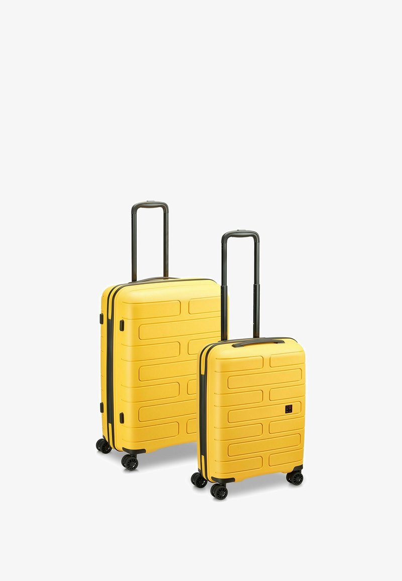 Geel hard-shell bagageset, met een textuur ontwerp, zwarte accenten, telescopische handvatten en vier draaibare wielen voor mobiliteit.