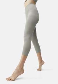 Pilkos aukšto liemens legging'ės su tekstūruota konstrukcija, trumpu ilgiu ir subtiliais siuvinėjimo akcentais, pagamintos iš tamprios, kūną apimančios medžiagos.