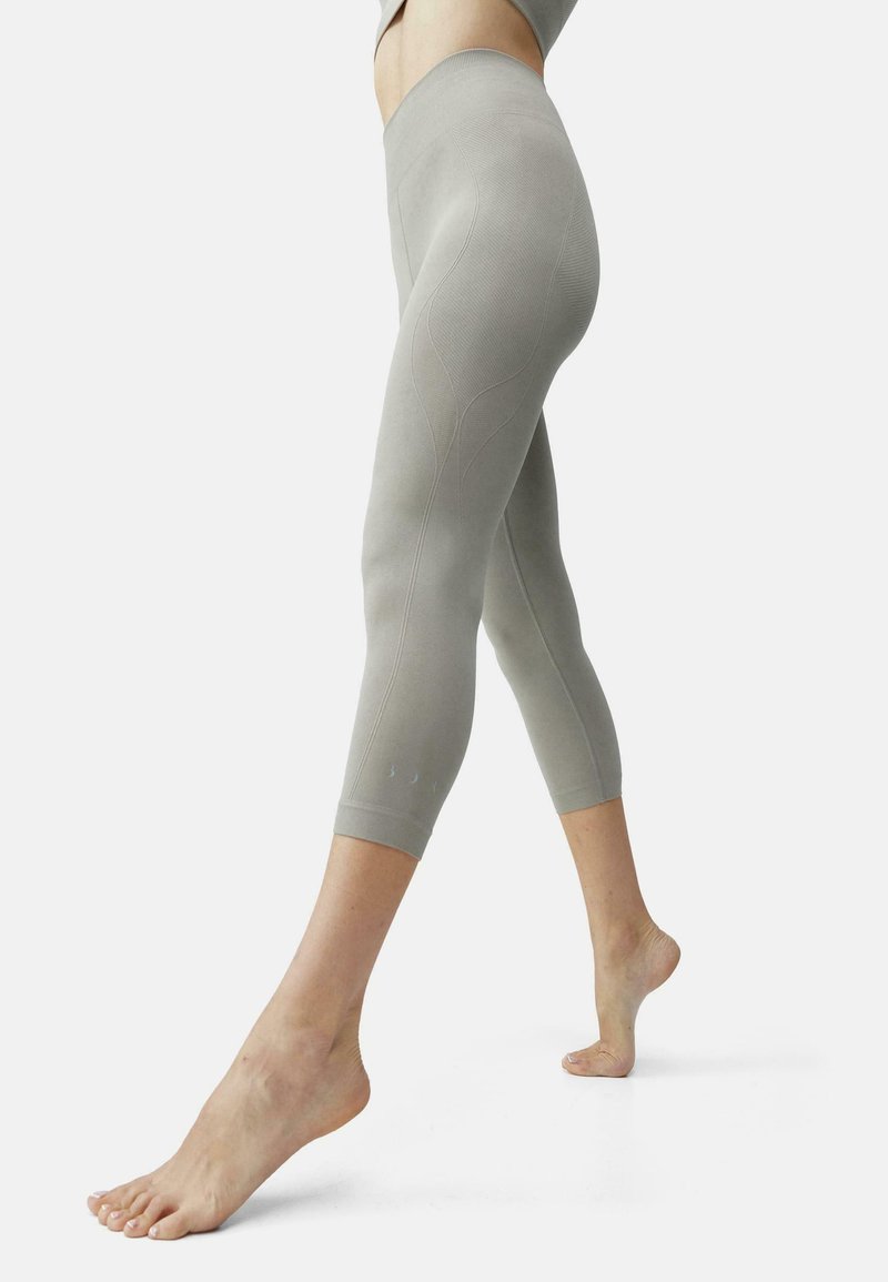 Pilkos aukšto liemens legging'ės su tekstūruota konstrukcija, trumpu ilgiu ir subtiliais siuvinėjimo akcentais, pagamintos iš tamprios, kūną apimančios medžiagos.