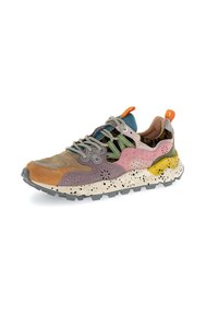 Multicolor sneaker van suede en textiel; heeft een mix van bruin, roze, groen en blauw, met een gestructureerde zool en gespikkelde tussenzool.