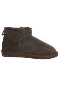 Braune Wildleder-Ankle-Boots mit flauschigem Innenfutter, genähten Nahtakzenten, abgerundeter Zehenpartie und Gummisohle. Kurzschaft-Design mit Zuglasche hinten.
